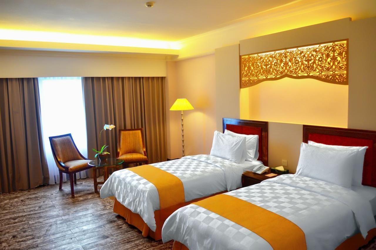 Kyriad Bumiminang Hotel Padang  Exterior photo