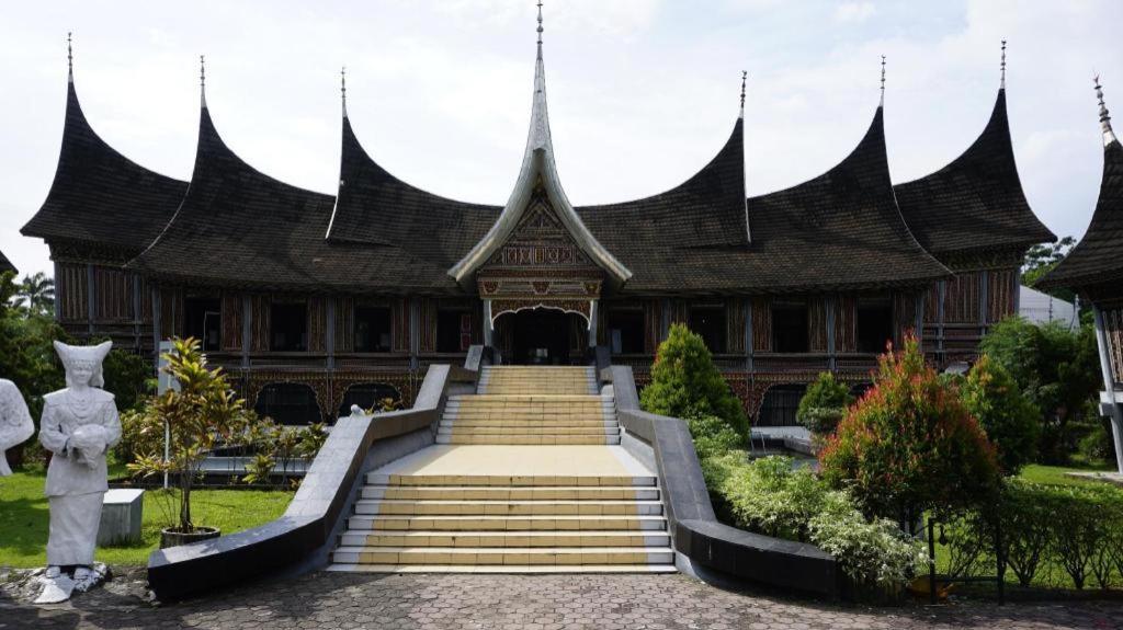 Kyriad Bumiminang Hotel Padang  Exterior photo