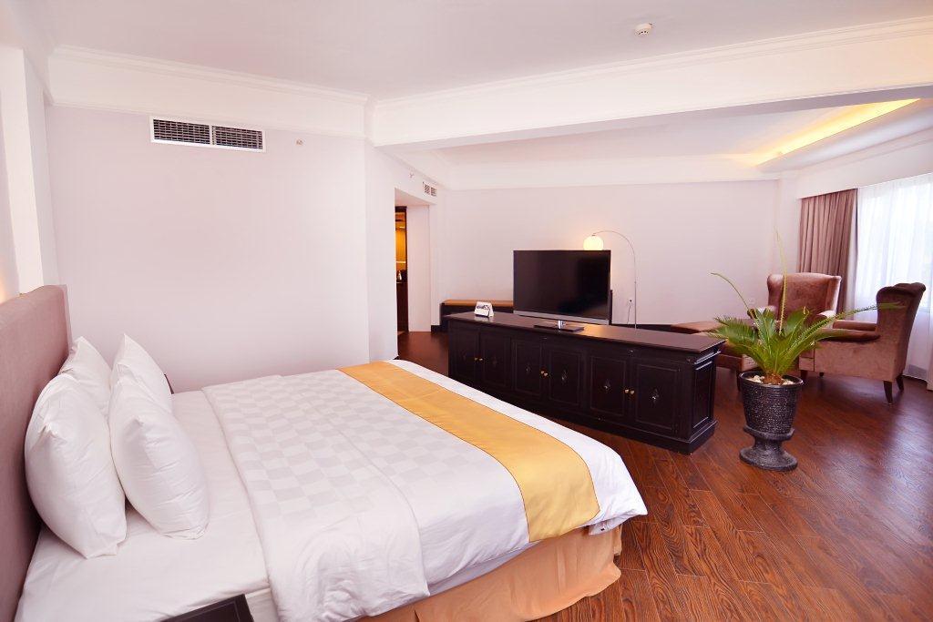 Kyriad Bumiminang Hotel Padang  Exterior photo