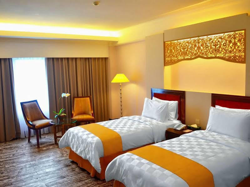 Kyriad Bumiminang Hotel Padang  Exterior photo