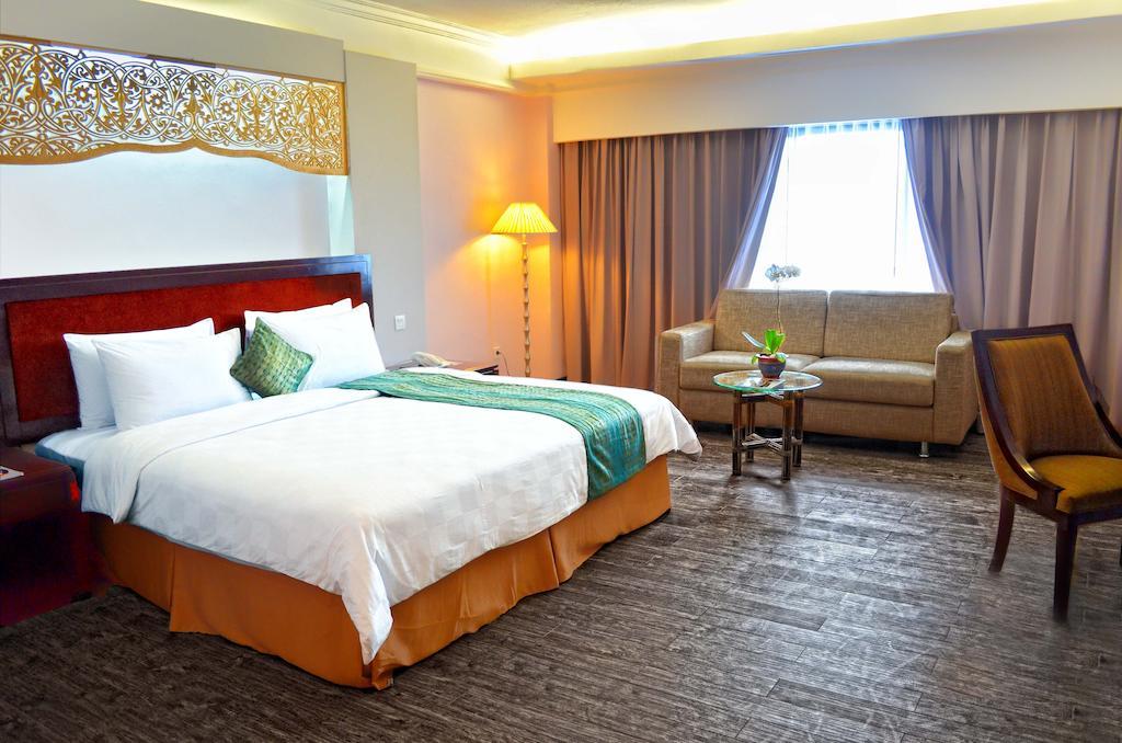 Kyriad Bumiminang Hotel Padang  Exterior photo
